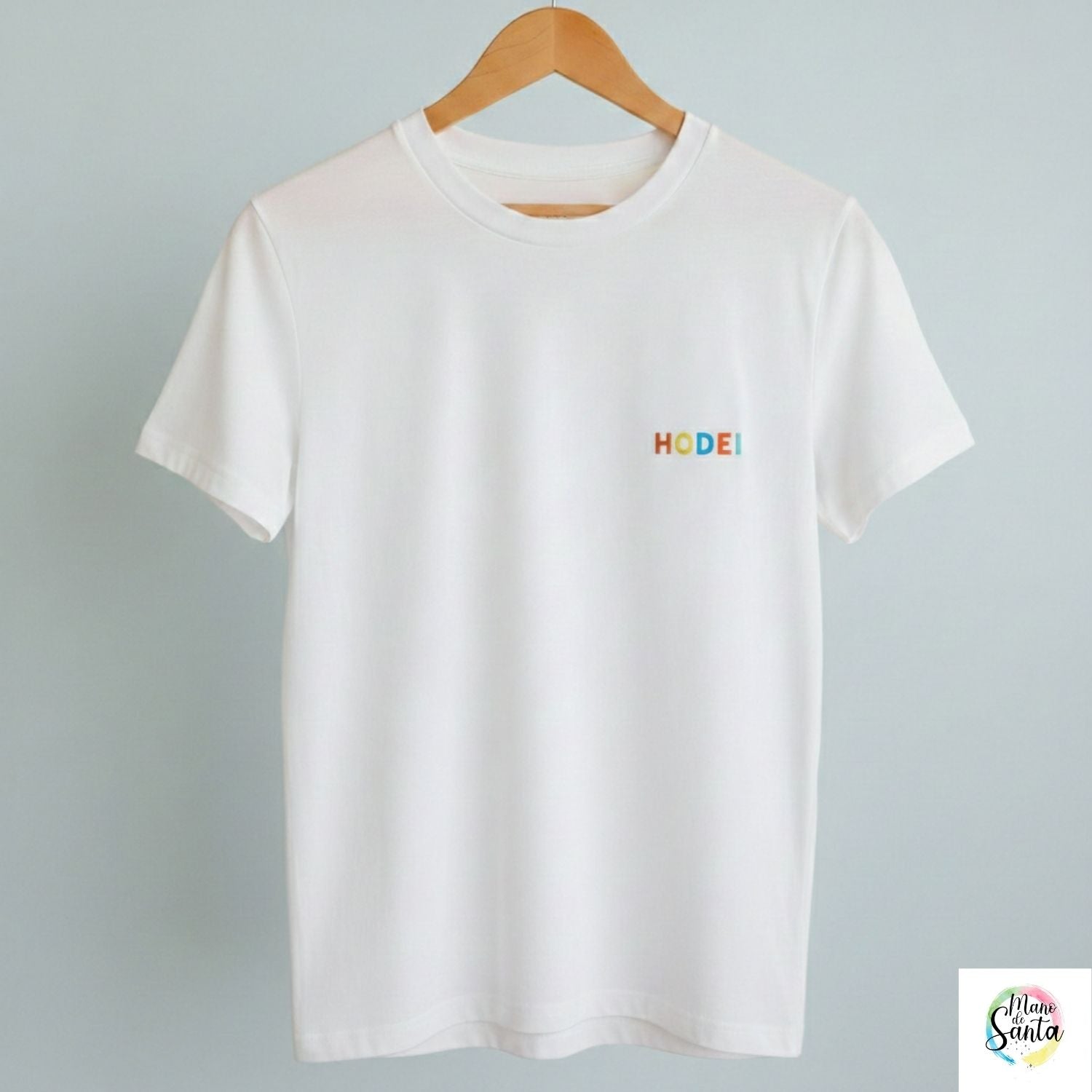 Compra la camiseta infantil personalizada con nombre bordado en relieve multicolor de Mano de Santa. Algodón premium 100% resistente y suave para niños.
