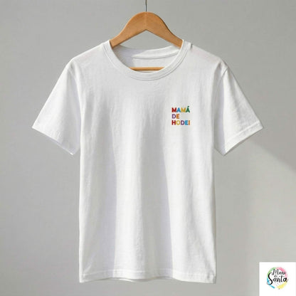 Camiseta Personalizada para MAMÁ CORTE RECTO (NO ENTALLADA) Blanca  "MAMÁ de (Nombre)" - Bordado Arcoiris Premium