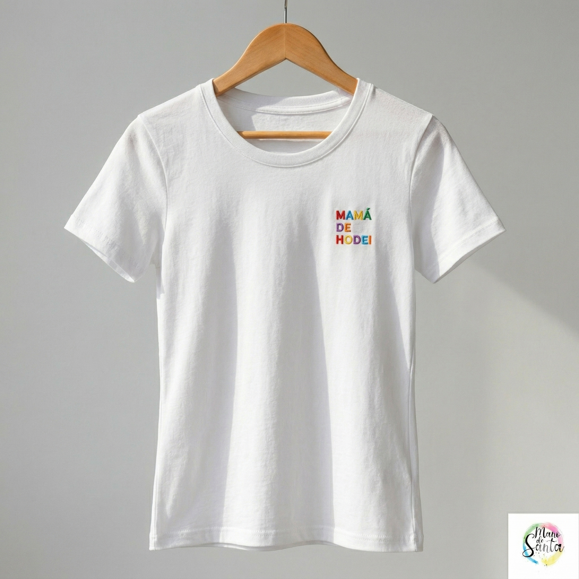 Camiseta Personalizada para Mamá ENTALLADA Blanca  "Mamá de (Nombre)" - Bordado Arcoiris Premium