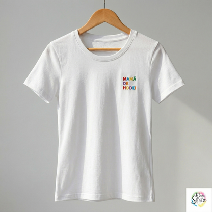 Camiseta Personalizada para Mamá ENTALLADA Blanca  "Mamá de (Nombre)" - Bordado Arcoiris Premium