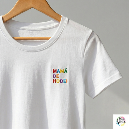 Camiseta Personalizada para Mamá ENTALLADA Blanca  "Mamá de (Nombre)" - Bordado Arcoiris Premium
