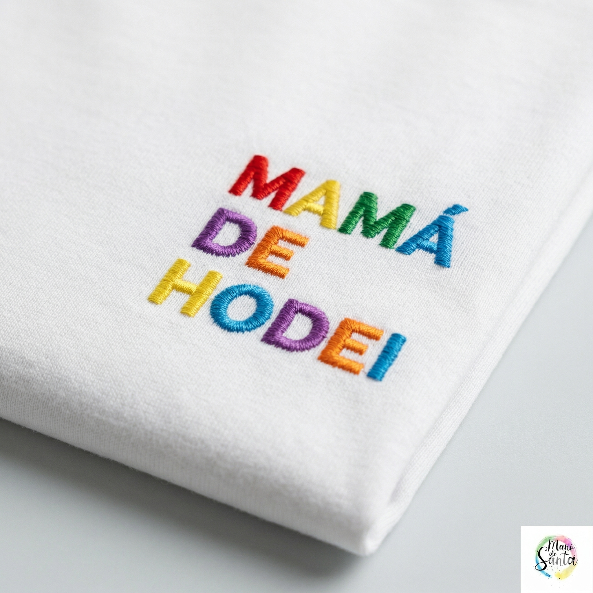 Camiseta Personalizada para Mamá ENTALLADA Blanca  "Mamá de (Nombre)" - Bordado Arcoiris Premium