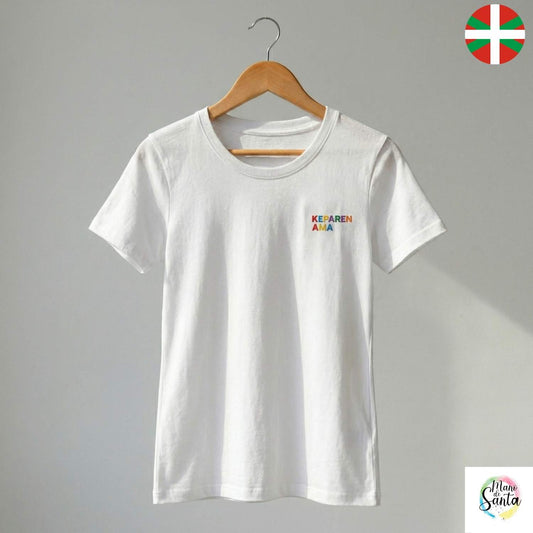 Camiseta Personalizada para Mamá ENTALLADA EUSKERA Blanca "NOMBRE-(R)EN AMA (Nombre)" - Bordado Arcoiris Premium