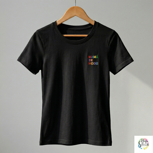 Camiseta Personalizada para Mamá ENTALLADA Negra  "Mamá de (Nombre)" - Bordado Arcoiris Premium