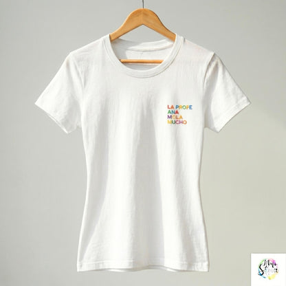 Camiseta Personalizada para PROFE ENTALLADA Blanca "LA PROFE (Nombre) MOLA&nbsp;MUCHO"– El Regalo Perfecto con Bordado Único

✨ RECUERDA: Este artículo es un PRODUCTO PERSONALIZADO Y TIENE UN TIEMPO DE PROCESADO de entre 3 y 5 días laborables, todos los pedidos realizados ANTES DEL 14 de junio llegan a tiempo para el útlimo día de cole (19 de junio)

🧵&nbsp;Bordado de Alta Gama: Personalización "LA PROFE (Nombre) MOLA&nbsp;MUCHO" con relieve y acabado multicolor premium. Los colores de las letras son ALEAT