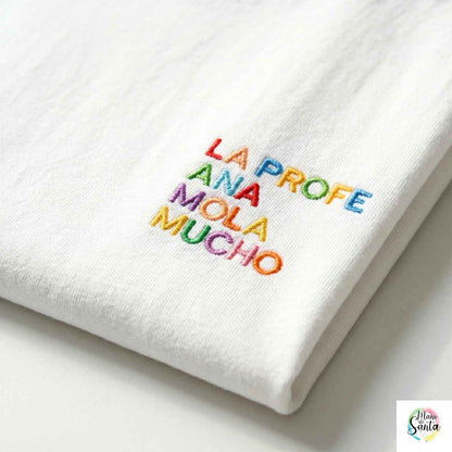 Camiseta Personalizada para PROFE ENTALLADA Blanca "LA PROFE (Nombre) MOLA&nbsp;MUCHO"– El Regalo Perfecto con Bordado Único

✨ RECUERDA: Este artículo es un PRODUCTO PERSONALIZADO Y TIENE UN TIEMPO DE PROCESADO de entre 3 y 5 días laborables, todos los pedidos realizados ANTES DEL 14 de junio llegan a tiempo para el útlimo día de cole (19 de junio)

🧵&nbsp;Bordado de Alta Gama: Personalización "LA PROFE (Nombre) MOLA&nbsp;MUCHO" con relieve y acabado multicolor premium. Los colores de las letras son ALEAT