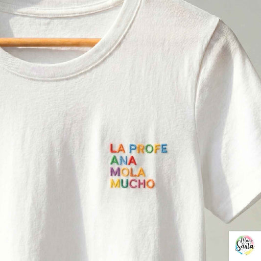 Camiseta Personalizada para PROFE ENTALLADA Blanca "LA PROFE (Nombre) MOLA&nbsp;MUCHO"– El Regalo Perfecto con Bordado Único

✨ RECUERDA: Este artículo es un PRODUCTO PERSONALIZADO Y TIENE UN TIEMPO DE PROCESADO de entre 3 y 5 días laborables, todos los pedidos realizados ANTES DEL 14 de junio llegan a tiempo para el útlimo día de cole (19 de junio)

🧵&nbsp;Bordado de Alta Gama: Personalización "LA PROFE (Nombre) MOLA&nbsp;MUCHO" con relieve y acabado multicolor premium. Los colores de las letras son ALEAT