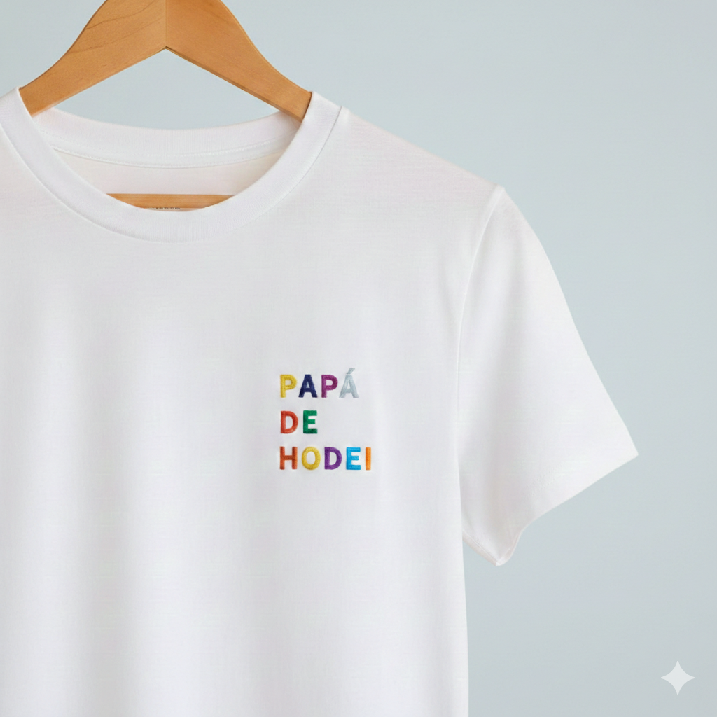 Camiseta Personalizada para Papá Blanca - "Papá de (Nombre)" - Bordado Multicolor Premium. Fabricada en tejido 100% algodón prelavado de alto gramaje (190g/m2). Corte contemporáneo moderno, construcción tubular y tacto ultrasuave. Incluye cuello de canalé fino y cinta tapacosturas trasera para mayor durabilidad. El regalo con más sentimiento para el Día del Padre, diseñado por Mano de Santa. Disponible en tallas de la XS a la 5XL.