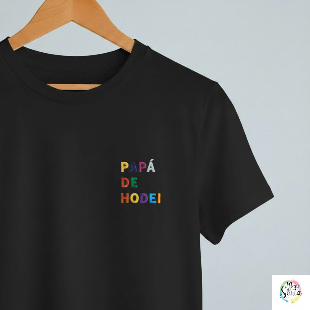 Camiseta Personalizada para Papá Blanca - "Papá de (Nombre)" - Bordado Multicolor Premium. Fabricada en tejido 100% algodón prelavado de alto gramaje (190g/m2). Corte contemporáneo moderno, construcción tubular y tacto ultrasuave. Incluye cuello de canalé fino y cinta tapacosturas trasera para mayor durabilidad. El regalo con más sentimiento para el Día del Padre, diseñado por Mano de Santa. Disponible en tallas de la XS a la 5XL.