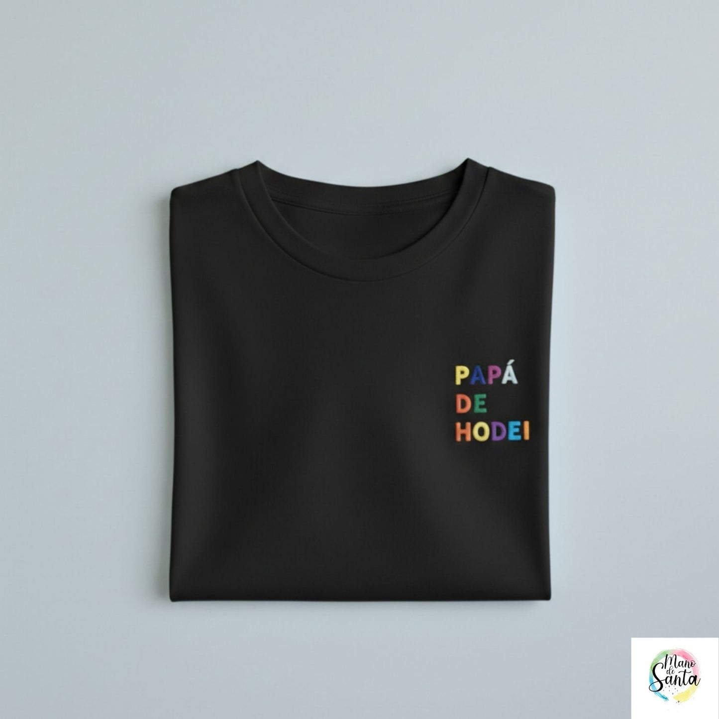 Camiseta Personalizada para Papá Blanca - "Papá de (Nombre)" - Bordado Multicolor Premium. Fabricada en tejido 100% algodón prelavado de alto gramaje (190g/m2). Corte contemporáneo moderno, construcción tubular y tacto ultrasuave. Incluye cuello de canalé fino y cinta tapacosturas trasera para mayor durabilidad. El regalo con más sentimiento para el Día del Padre, diseñado por Mano de Santa. Disponible en tallas de la XS a la 5XL.