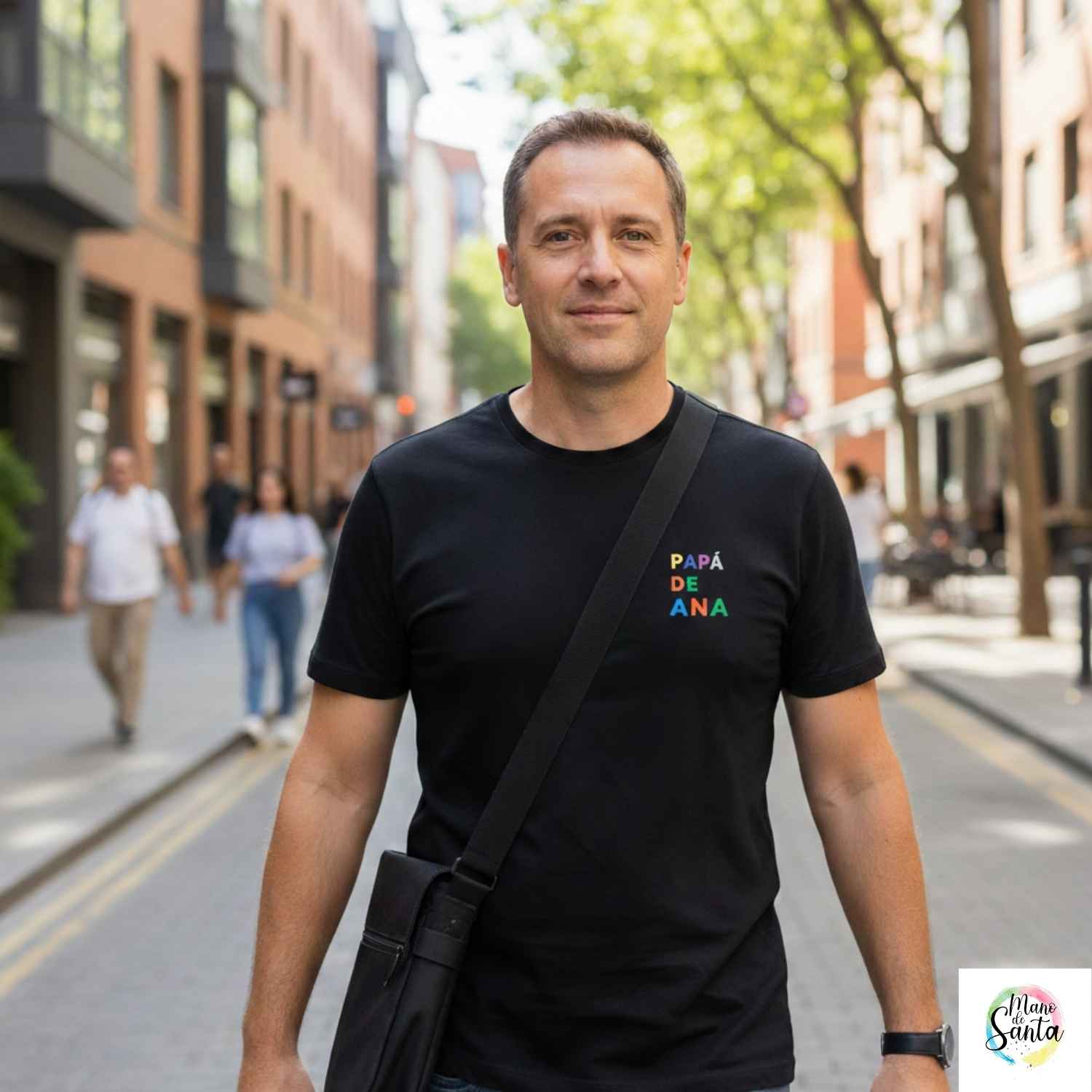 Camiseta Personalizada para Papá Blanca - "Papá de (Nombre)" - Bordado Multicolor Premium. Fabricada en tejido 100% algodón prelavado de alto gramaje (190g/m2). Corte contemporáneo moderno, construcción tubular y tacto ultrasuave. Incluye cuello de canalé fino y cinta tapacosturas trasera para mayor durabilidad. El regalo con más sentimiento para el Día del Padre, diseñado por Mano de Santa. Disponible en tallas de la XS a la 5XL.