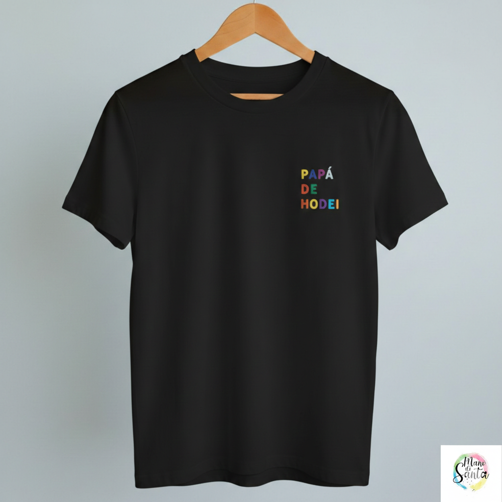 Camiseta Personalizada para Papá Blanca - "Papá de (Nombre)" - Bordado Multicolor Premium. Fabricada en tejido 100% algodón prelavado de alto gramaje (190g/m2). Corte contemporáneo moderno, construcción tubular y tacto ultrasuave. Incluye cuello de canalé fino y cinta tapacosturas trasera para mayor durabilidad. El regalo con más sentimiento para el Día del Padre, diseñado por Mano de Santa. Disponible en tallas de la XS a la 5XL.