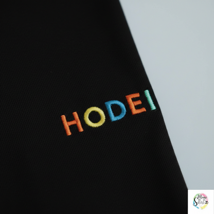 Compra la camiseta infantil personalizada con nombre bordado en relieve multicolor de Mano de Santa. Algodón premium 100% resistente y suave para niños.