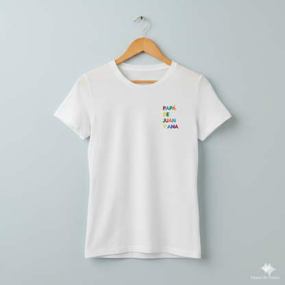 Camiseta Personalizada para Papá Blanca - "Papá de (Nombre)" - Bordado Multicolor Premium. Fabricada en tejido 100% algodón prelavado de alto gramaje (190g/m2). Corte contemporáneo moderno, construcción tubular y tacto ultrasuave. Incluye cuello de canalé fino y cinta tapacosturas trasera para mayor durabilidad. El regalo con más sentimiento para el Día del Padre, diseñado por Mano de Santa. Disponible en tallas de la XS a la 5XL.