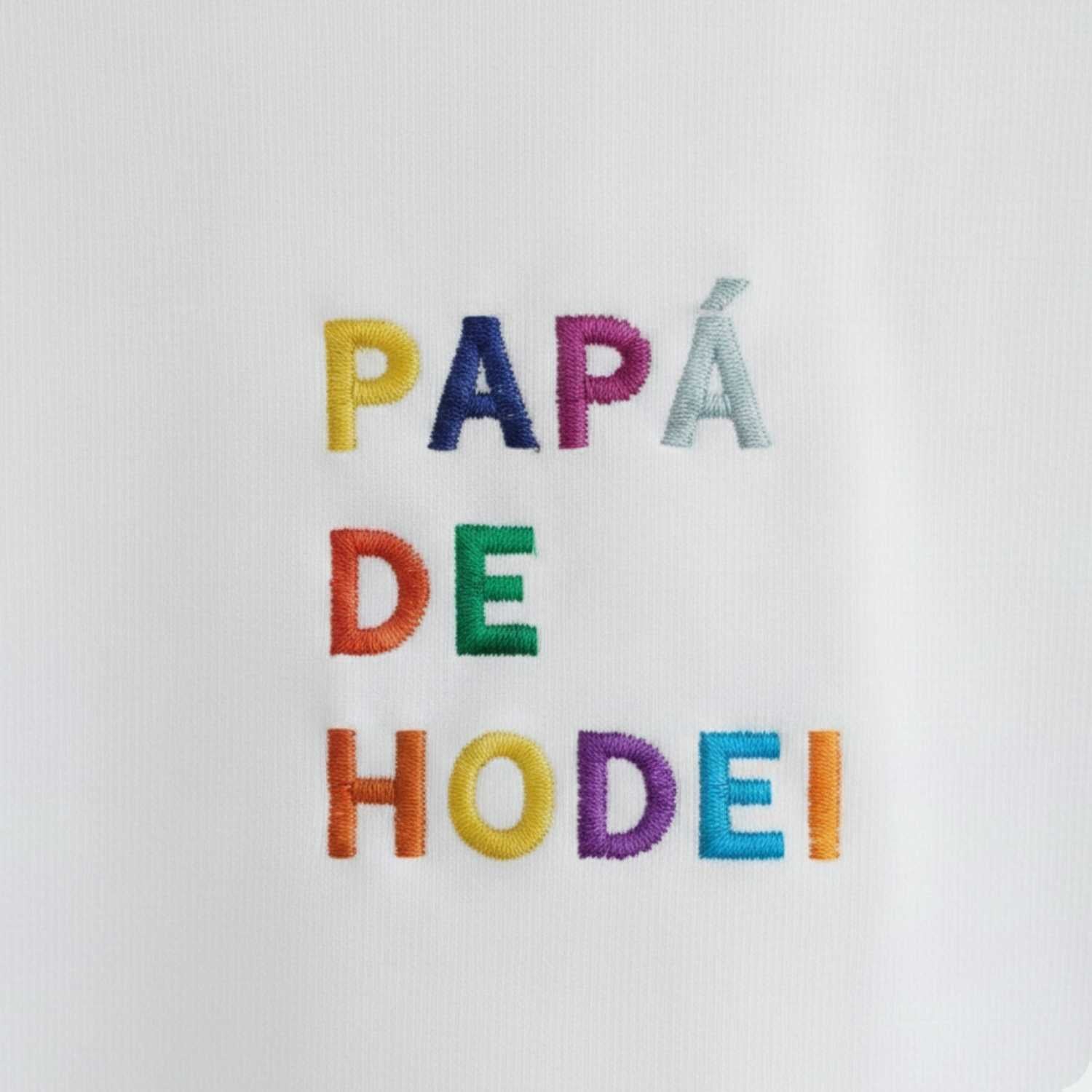 Camiseta Personalizada para Papá Blanca - "Papá de (Nombre)" - Bordado Multicolor Premium. Fabricada en tejido 100% algodón prelavado de alto gramaje (190g/m2). Corte contemporáneo moderno, construcción tubular y tacto ultrasuave. Incluye cuello de canalé fino y cinta tapacosturas trasera para mayor durabilidad. El regalo con más sentimiento para el Día del Padre, diseñado por Mano de Santa. Disponible en tallas de la XS a la 5XL.