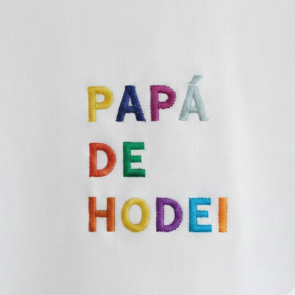 Camiseta Personalizada para Papá Blanca - "Papá de (Nombre)" - Bordado Multicolor Premium. Fabricada en tejido 100% algodón prelavado de alto gramaje (190g/m2). Corte contemporáneo moderno, construcción tubular y tacto ultrasuave. Incluye cuello de canalé fino y cinta tapacosturas trasera para mayor durabilidad. El regalo con más sentimiento para el Día del Padre, diseñado por Mano de Santa. Disponible en tallas de la XS a la 5XL.