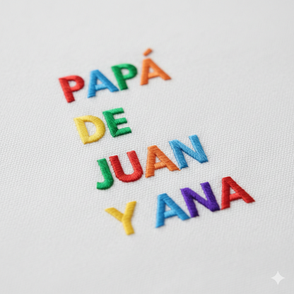 Camiseta Personalizada para Papá Blanca - "Papá de (Nombre)" - Bordado Multicolor Premium. Fabricada en tejido 100% algodón prelavado de alto gramaje (190g/m2). Corte contemporáneo moderno, construcción tubular y tacto ultrasuave. Incluye cuello de canalé fino y cinta tapacosturas trasera para mayor durabilidad. El regalo con más sentimiento para el Día del Padre, diseñado por Mano de Santa. Disponible en tallas de la XS a la 5XL.