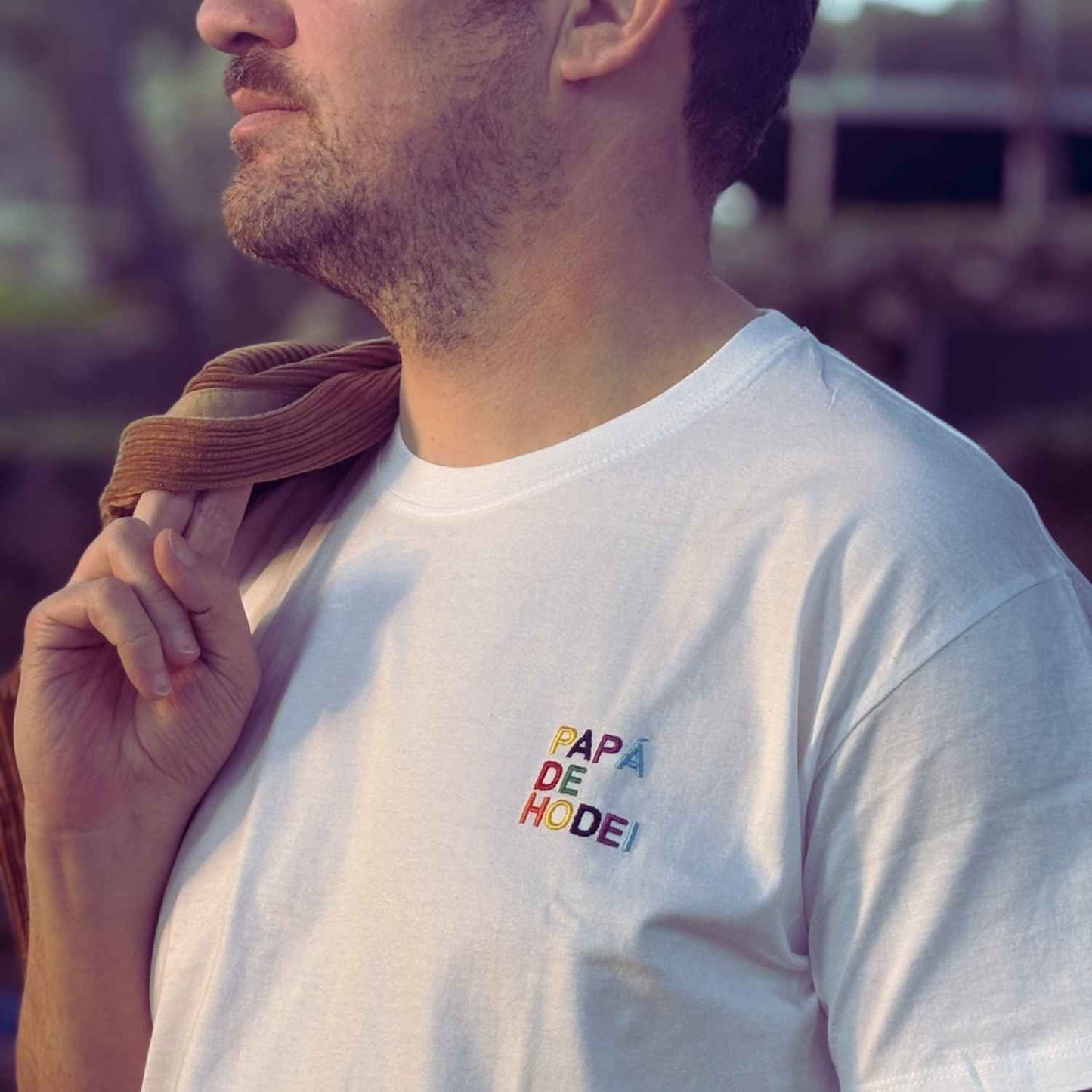 Camiseta Personalizada para Papá Blanca - "Papá de (Nombre)" - Bordado Multicolor Premium. Fabricada en tejido 100% algodón prelavado de alto gramaje (190g/m2). Corte contemporáneo moderno, construcción tubular y tacto ultrasuave. Incluye cuello de canalé fino y cinta tapacosturas trasera para mayor durabilidad. El regalo con más sentimiento para el Día del Padre, diseñado por Mano de Santa. Disponible en tallas de la XS a la 5XL.