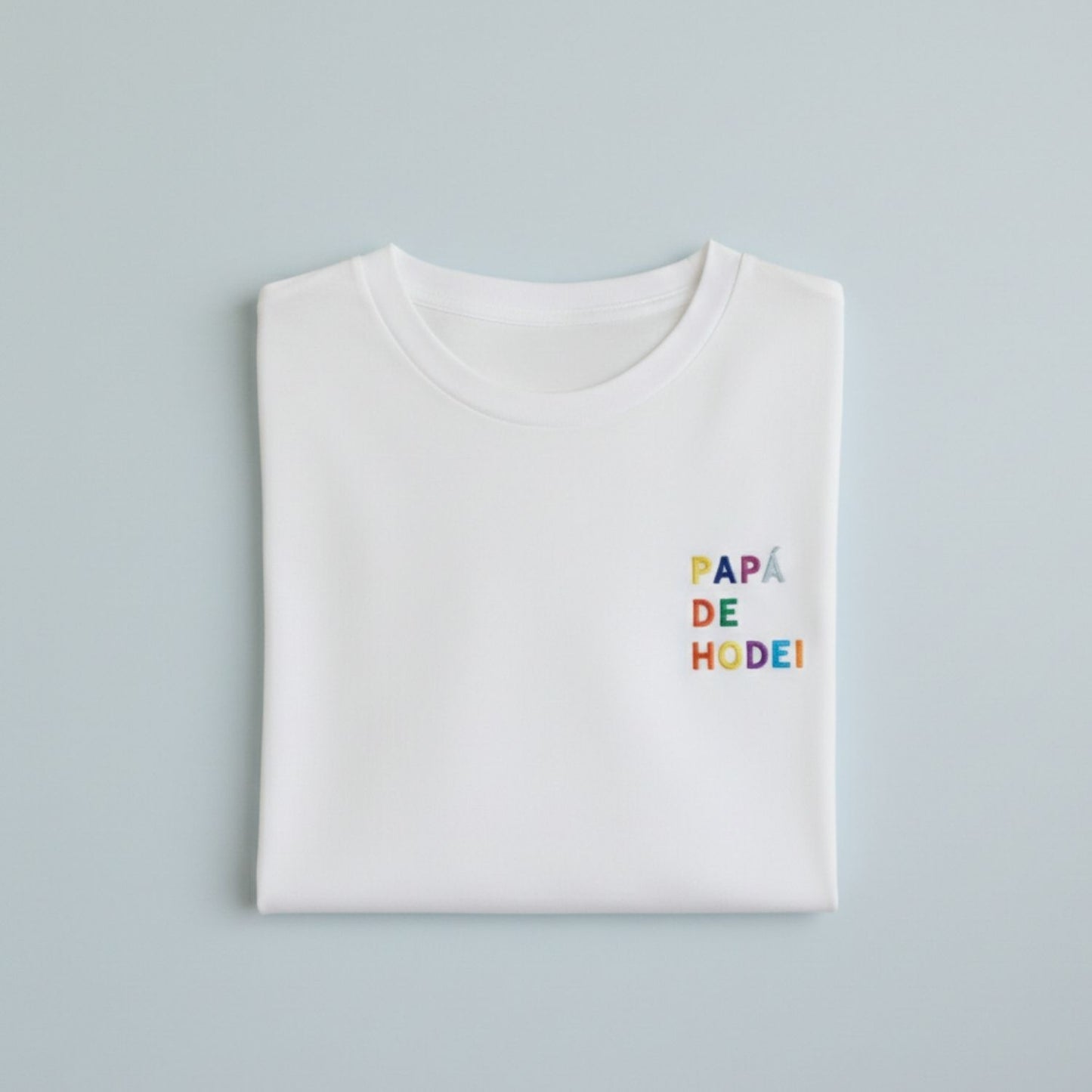 Camiseta Personalizada para Papá Blanca - "Papá de (Nombre)" - Bordado Multicolor Premium. Fabricada en tejido 100% algodón prelavado de alto gramaje (190g/m2). Corte contemporáneo moderno, construcción tubular y tacto ultrasuave. Incluye cuello de canalé fino y cinta tapacosturas trasera para mayor durabilidad. El regalo con más sentimiento para el Día del Padre, diseñado por Mano de Santa. Disponible en tallas de la XS a la 5XL.