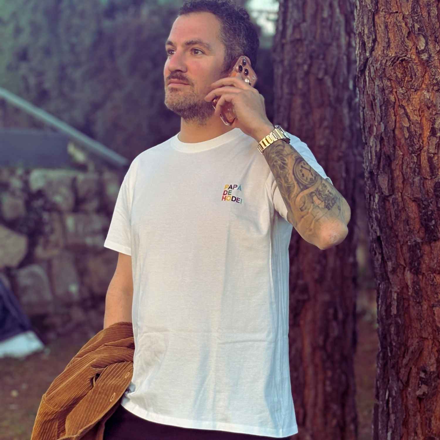 Camiseta Personalizada para Papá Blanca - "Papá de (Nombre)" - Bordado Multicolor Premium. Fabricada en tejido 100% algodón prelavado de alto gramaje (190g/m2). Corte contemporáneo moderno, construcción tubular y tacto ultrasuave. Incluye cuello de canalé fino y cinta tapacosturas trasera para mayor durabilidad. El regalo con más sentimiento para el Día del Padre, diseñado por Mano de Santa. Disponible en tallas de la XS a la 5XL.