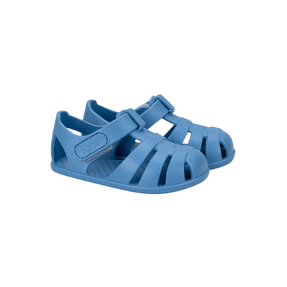 Cangrejeras BAREFOOT RESPETUOSA Solid azul de Igor! Fabricadas en España con un mínimo del 50% de plástico PVC libre de BPA y ftalatos, son muy blanditas, cómodas y de alta calidad. ¡Por fin un modelos de inspiración Barefoot para nuestras cangrejeras favoritas!

Cero drop, muy flexibles y ligeras, horma mas ancha

Gracias al cierre de velcro adherente acuático, son fáciles de poner y quitar, lo que fomenta la autonomía de tus hijos. Además, su nuevo sistema de regulación de velcro adherente ajusta perfecta
