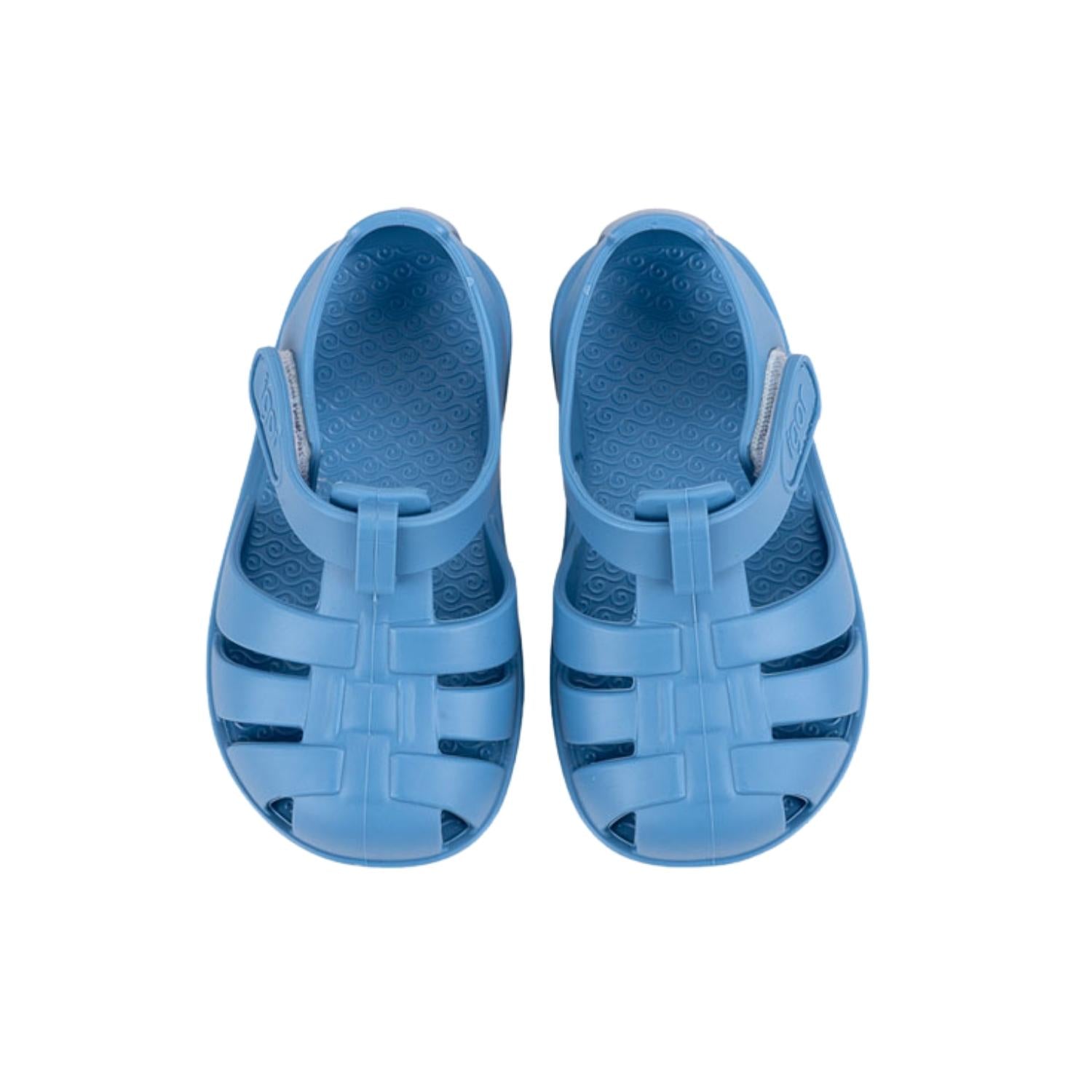 Cangrejeras BAREFOOT RESPETUOSA Solid azul de Igor! Fabricadas en España con un mínimo del 50% de plástico PVC libre de BPA y ftalatos, son muy blanditas, cómodas y de alta calidad. ¡Por fin un modelos de inspiración Barefoot para nuestras cangrejeras favoritas!

Cero drop, muy flexibles y ligeras, horma mas ancha

Gracias al cierre de velcro adherente acuático, son fáciles de poner y quitar, lo que fomenta la autonomía de tus hijos. Además, su nuevo sistema de regulación de velcro adherente ajusta perfecta