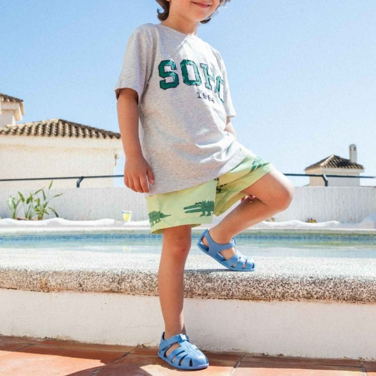 Cangrejeras BAREFOOT RESPETUOSA Solid azul de Igor! Fabricadas en España con un mínimo del 50% de plástico PVC libre de BPA y ftalatos, son muy blanditas, cómodas y de alta calidad. ¡Por fin un modelos de inspiración Barefoot para nuestras cangrejeras favoritas!

Cero drop, muy flexibles y ligeras, horma mas ancha

Gracias al cierre de velcro adherente acuático, son fáciles de poner y quitar, lo que fomenta la autonomía de tus hijos. Además, su nuevo sistema de regulación de velcro adherente ajusta perfecta