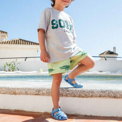 Cangrejeras BAREFOOT RESPETUOSA Solid azul de Igor! Fabricadas en España con un mínimo del 50% de plástico PVC libre de BPA y ftalatos, son muy blanditas, cómodas y de alta calidad. ¡Por fin un modelos de inspiración Barefoot para nuestras cangrejeras favoritas!

Cero drop, muy flexibles y ligeras, horma mas ancha

Gracias al cierre de velcro adherente acuático, son fáciles de poner y quitar, lo que fomenta la autonomía de tus hijos. Además, su nuevo sistema de regulación de velcro adherente ajusta perfecta