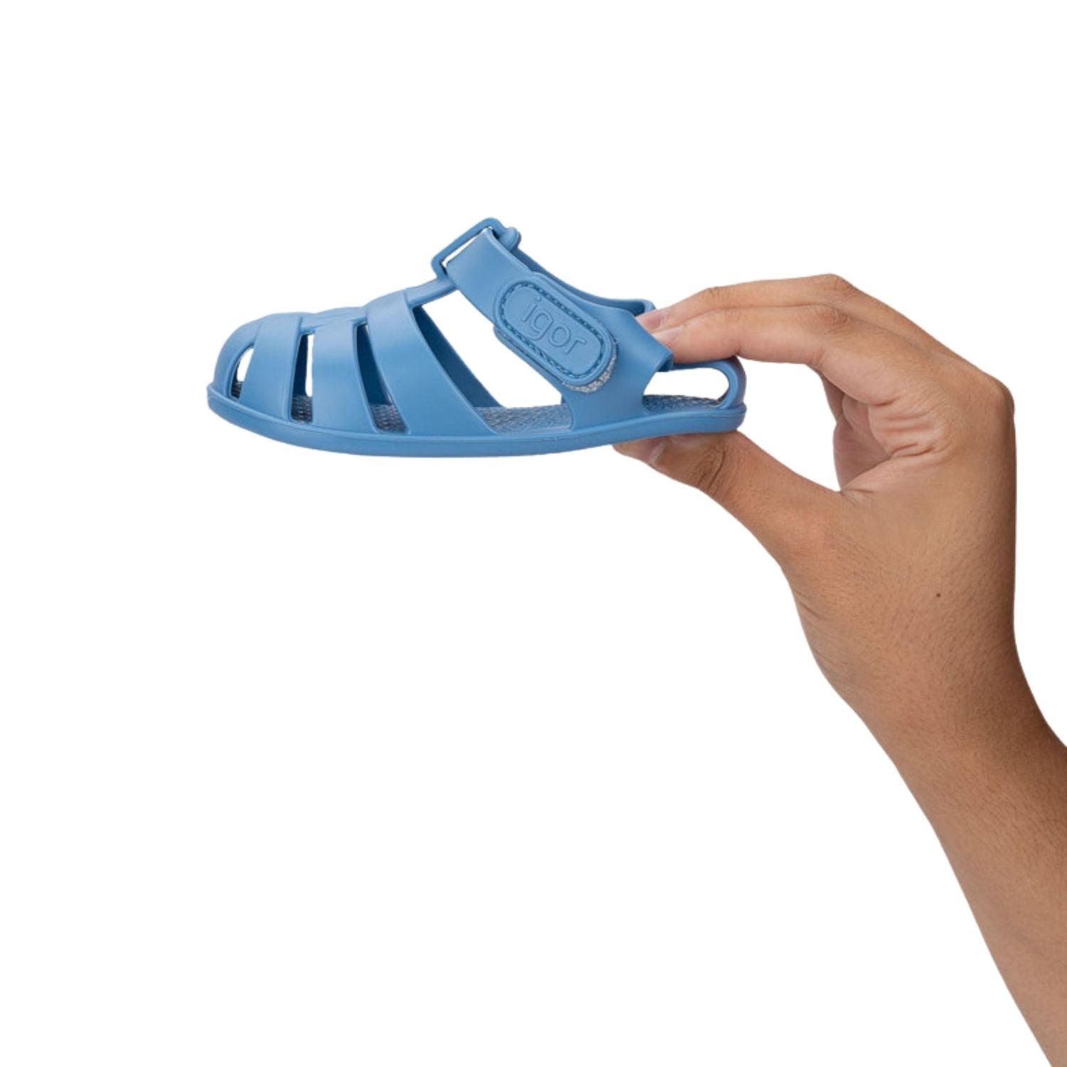 Cangrejeras BAREFOOT RESPETUOSA Solid azul de Igor! Fabricadas en España con un mínimo del 50% de plástico PVC libre de BPA y ftalatos, son muy blanditas, cómodas y de alta calidad. ¡Por fin un modelos de inspiración Barefoot para nuestras cangrejeras favoritas!

Cero drop, muy flexibles y ligeras, horma mas ancha

Gracias al cierre de velcro adherente acuático, son fáciles de poner y quitar, lo que fomenta la autonomía de tus hijos. Además, su nuevo sistema de regulación de velcro adherente ajusta perfecta