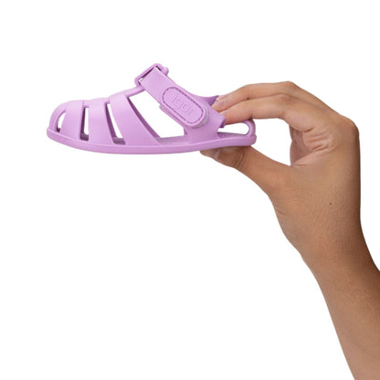 Cangrejeras BAREFOOT RESPETUOSA Solid Malva de Igor! Fabricadas en España con un mínimo del 50% de plástico PVC libre de BPA y ftalatos, son muy blanditas, cómodas y de alta calidad. ¡Por fin un modelos de inspiración Barefoot para nuestras cangrejeras favoritas!