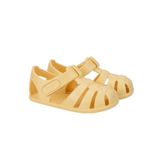 Prepara a tus peques para el verano con las Cangrejeras BAREFOOT RESPETUOSA vainilla de Igor! Fabricadas en España con un mínimo del 50% de plástico PVC libre de BPA y ftalatos, son muy blanditas, cómodas y de alta calidad. ¡Por fin un modelos de inspiración Barefoot para nuestras cangrejeras favoritas!