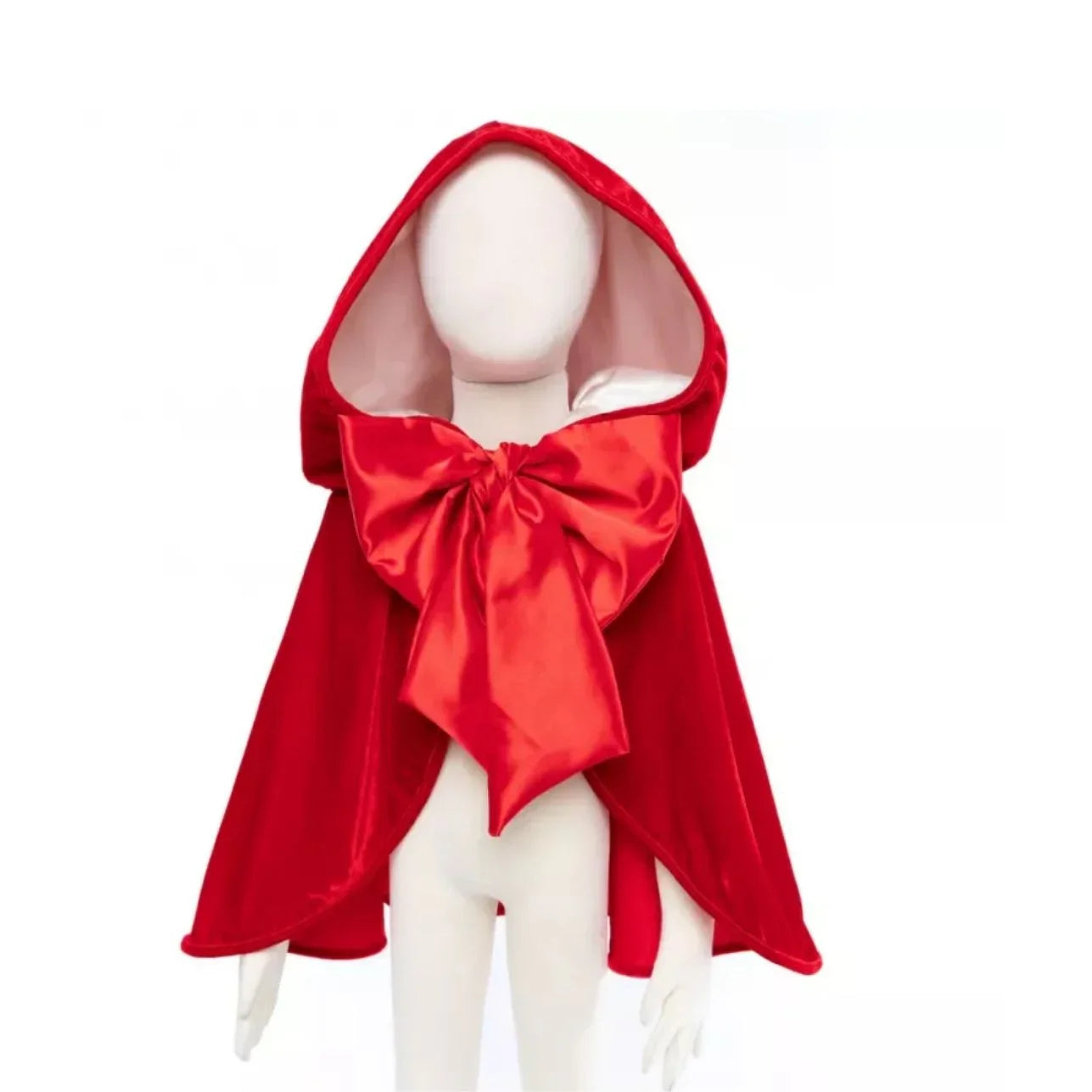 Edad recomendada: 4 a 6 años (o entre 100 y 120 cm de altura)
Incluye: 1 capa con capucha y lazo satinado
Materiales: Terciopelo elástico, satén forrado
Cierre: Velcro en el cuello
Cuidados: Lavar a mano o a máquina en ciclo delicado. Retirar el lazo para lavar.