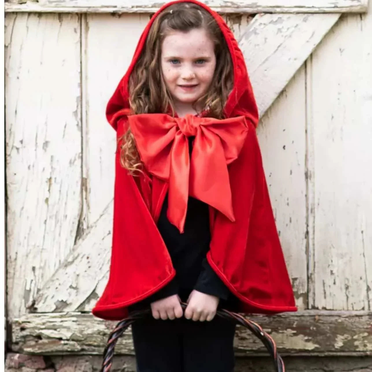 Edad recomendada: 4 a 6 años (o entre 100 y 120 cm de altura)
Incluye: 1 capa con capucha y lazo satinado
Materiales: Terciopelo elástico, satén forrado
Cierre: Velcro en el cuello
Cuidados: Lavar a mano o a máquina en ciclo delicado. Retirar el lazo para lavar.