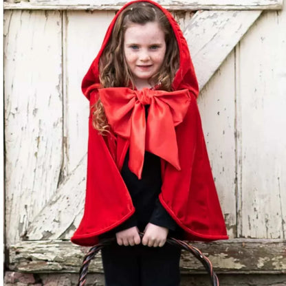 Edad recomendada: 4 a 6 años (o entre 100 y 120 cm de altura)
Incluye: 1 capa con capucha y lazo satinado
Materiales: Terciopelo elástico, satén forrado
Cierre: Velcro en el cuello
Cuidados: Lavar a mano o a máquina en ciclo delicado. Retirar el lazo para lavar.