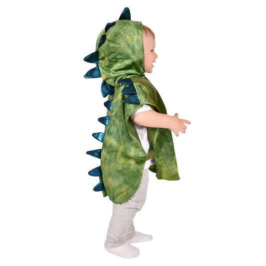 ¡Viaja a la era de los dinosaurios con esta increíble capa de Den Goda Fen! Esta pieza es la solución perfecta para familias que buscan un disfraz práctico, cómodo y lleno de encanto. Al ser una capa con capucha, respeta la autonomía del niño y evita las agobiantes sensaciones de los disfraces cerrados tradicionales, permitiendo que el juego fluya de forma natural