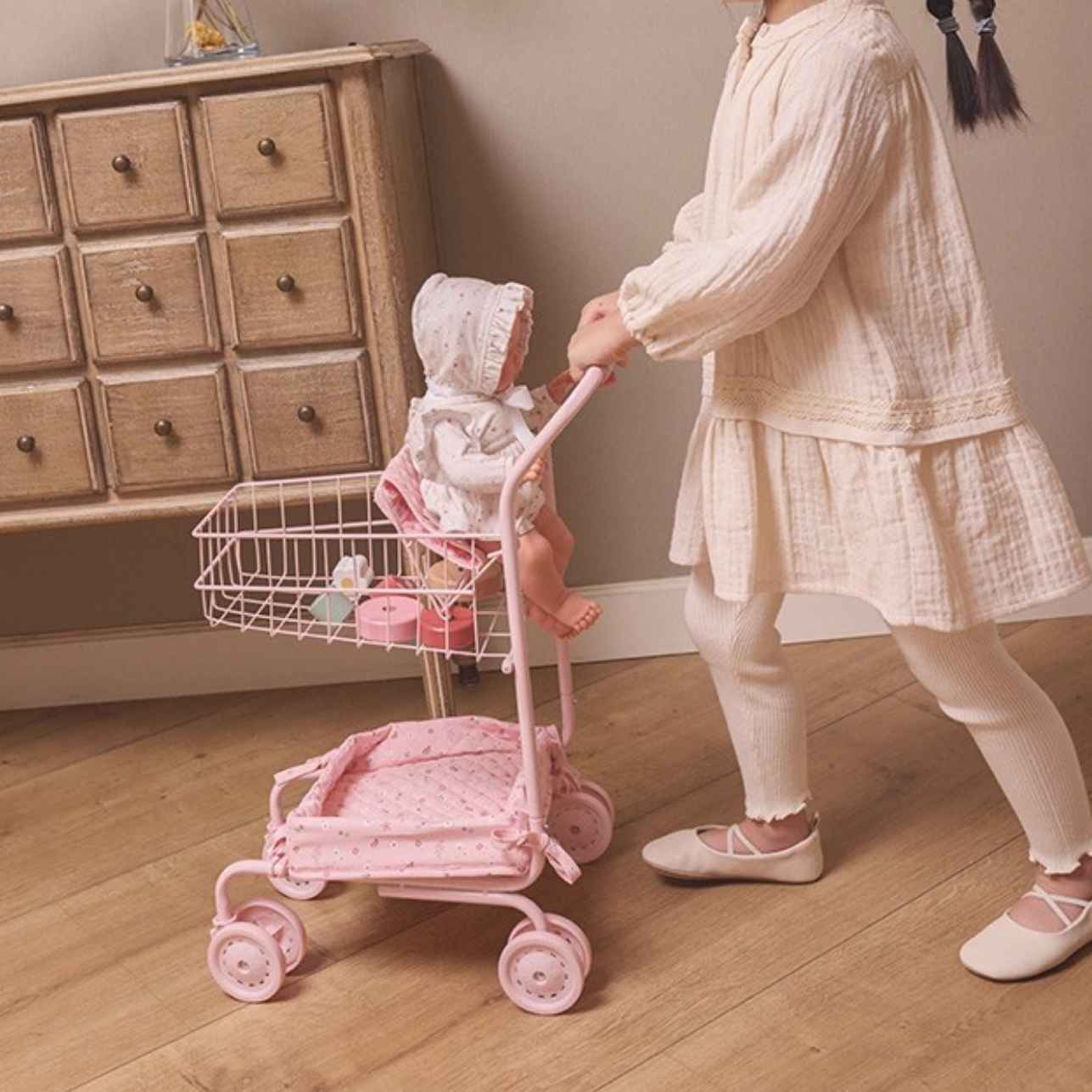 🛒 Carrito de la Compra Infantil Flowers – Monnëka

Edad recomendada: A partir de 3 años
Dimensiones: 30 x 48 x 56 cm
Incluye: 1 carrito con cesta superior, asiento para muñeco y bandeja inferior