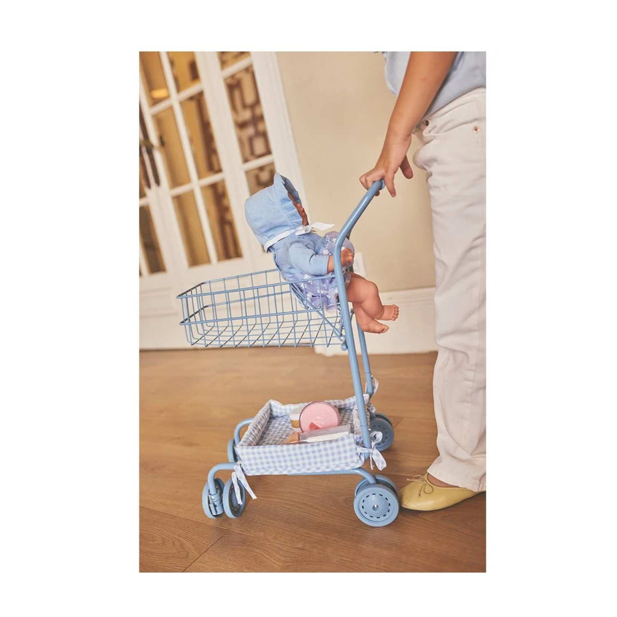 Carrito de paseo para muñecas personalizable con bordado. Chasis de metal, ruedas giratorias, doble cesta y mango acolchado. ¡Personalízalo hoy!