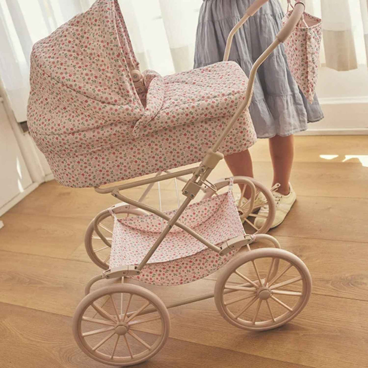 Cochecito para muñecas personalizable con bordado. Incluye bolsa canastilla, colchón y manillar acolchado a 80 cm. Lavable y pleg