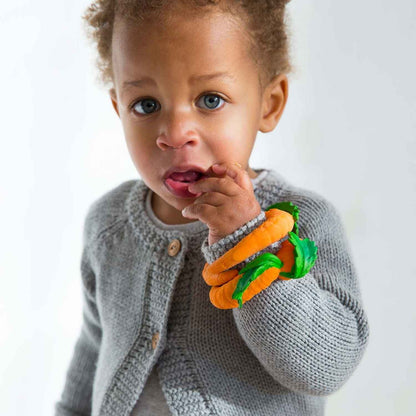La&nbsp;Pulsera Mordedor Cathy the Carrot es la solución ideal para el alivio constante de las encías y la estimulación sensorial. Su diseño en forma de pulsera permite que el bebé la lleve cómodamente en su muñeca, ¡siempre lista para morder!

Diseño 2 en 1: Funciona como Pulsera y Mordedor, fácil de colocar en la muñeca del bebé para tenerla siempre a mano.

100% Ecológico y Seguro: Fabricada con Caucho Natural (árboles Hevea). Completamente libre de BPA, PVC y Ftalatos.

Alivio y Juego Sensorial: Sus tex