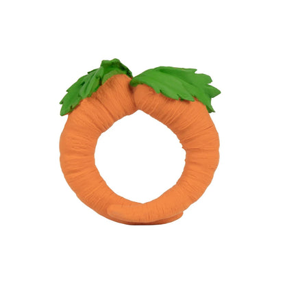 La&nbsp;Pulsera Mordedor Cathy the Carrot es la solución ideal para el alivio constante de las encías y la estimulación sensorial. Su diseño en forma de pulsera permite que el bebé la lleve cómodamente en su muñeca, ¡siempre lista para morder!

Diseño 2 en 1: Funciona como Pulsera y Mordedor, fácil de colocar en la muñeca del bebé para tenerla siempre a mano.

100% Ecológico y Seguro: Fabricada con Caucho Natural (árboles Hevea). Completamente libre de BPA, PVC y Ftalatos.

Alivio y Juego Sensorial: Sus tex
