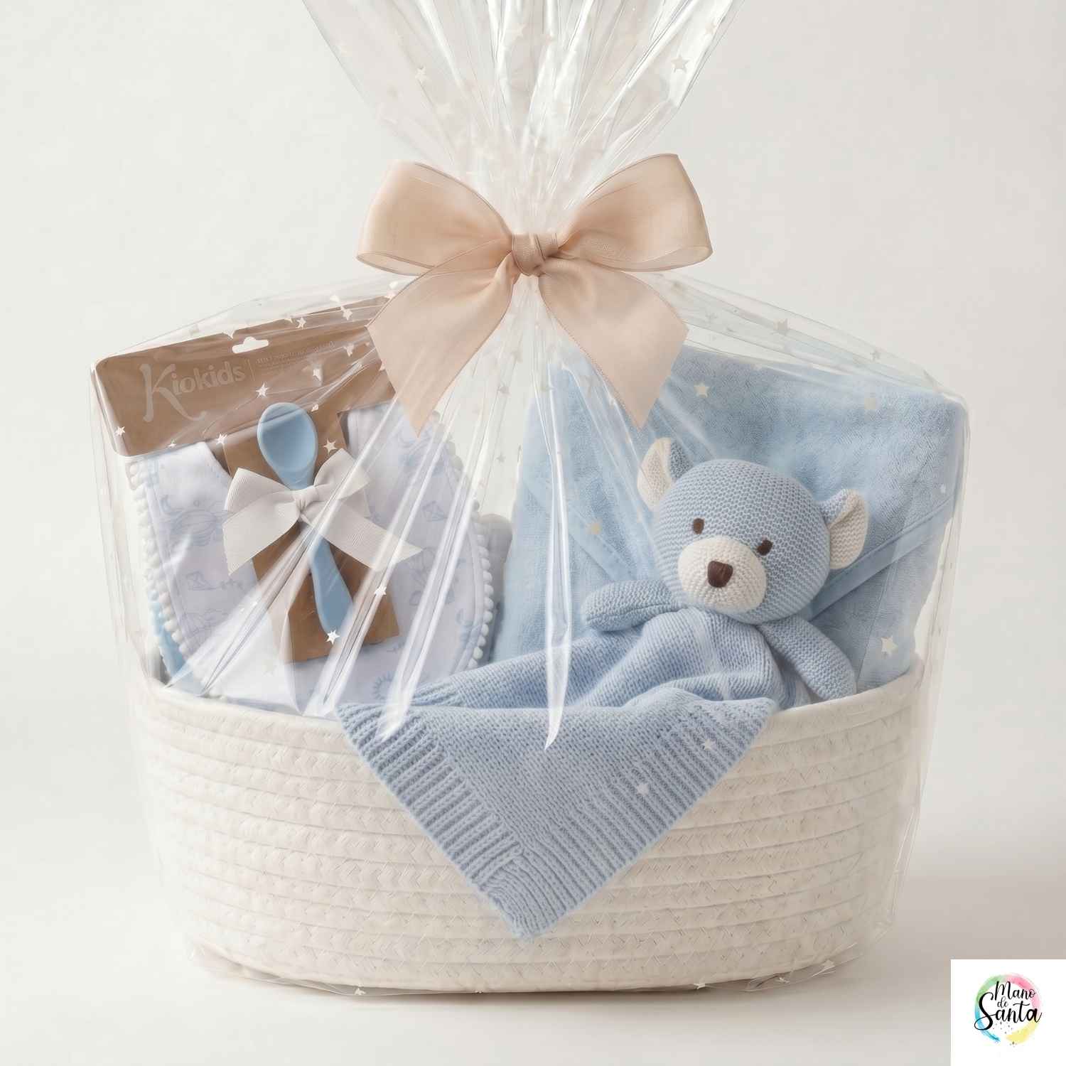 La Canastilla Soft Care es el detalle perfecto para empresas y profesionales que buscan un regalo de nacimiento que combine sencillez, buen gusto y utilidad real. Este set ha sido cuidadosamente diseñado para ofrecer artículos esenciales que los padres utilizarán a diario, alejándose de lo superfluo para centrarse en la calidad de los materiales. La combinación de tonos azulados y blancos, junto con texturas naturales, transmite una imagen de cercanía y profesionalidad, convirtiéndolo en un gesto de atenció