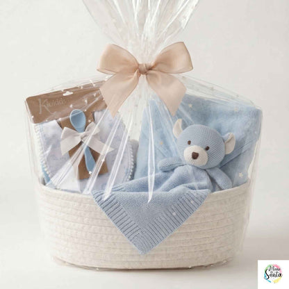 La Canastilla Soft Care es el detalle perfecto para empresas y profesionales que buscan un regalo de nacimiento que combine sencillez, buen gusto y utilidad real. Este set ha sido cuidadosamente diseñado para ofrecer artículos esenciales que los padres utilizarán a diario, alejándose de lo superfluo para centrarse en la calidad de los materiales. La combinación de tonos azulados y blancos, junto con texturas naturales, transmite una imagen de cercanía y profesionalidad, convirtiéndolo en un gesto de atenció