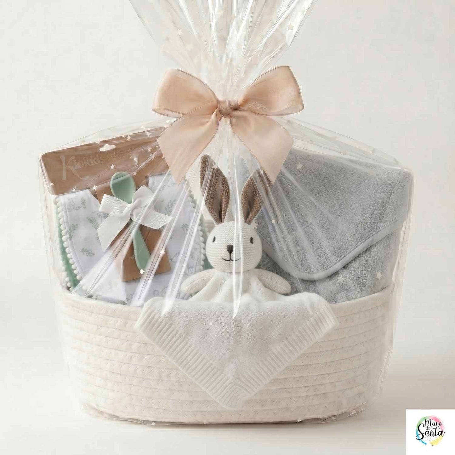 La Canastilla Soft Care Bunny Gris destaca por su diseño sobrio y su funcionalidad. Cada artículo ha sido elegido pensando en el uso diario de los padres, ofreciendo productos de alta gama que simplifican y embellecen la rutina del cuidado del bebé. Desde la suavidad extrema de la toalla de bambú hasta el tierno apego del dou dou de punto, este set es un gesto de atención excepcional que transmite profesionalidad y cercanía.