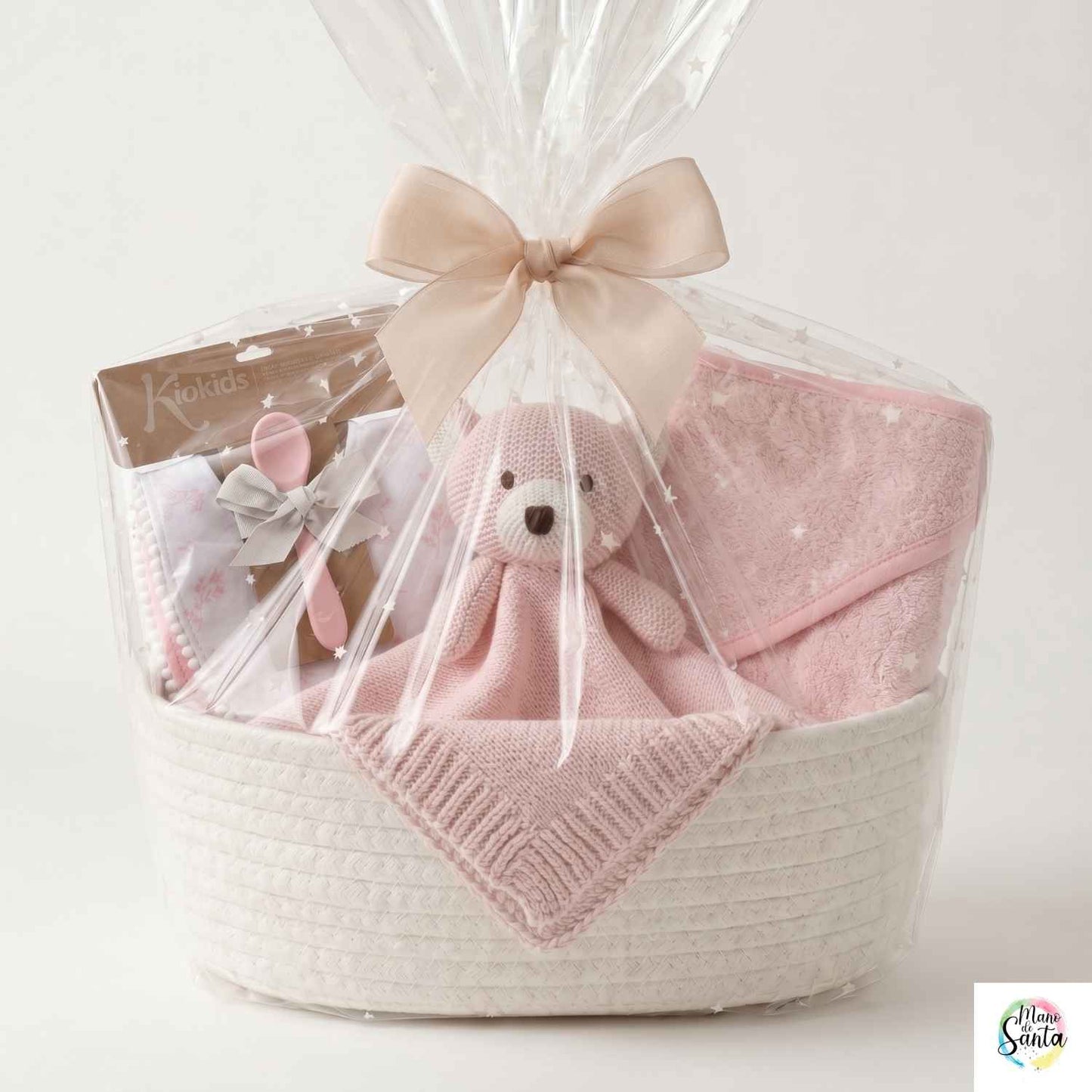 La Canastilla Soft Care es el detalle perfecto para empresas y profesionales que buscan un regalo de nacimiento que combine sencillez, buen gusto y utilidad real. Este set ha sido cuidadosamente diseñado para ofrecer artículos esenciales que los padres utilizarán a diario, alejándose de lo superfluo para centrarse en la calidad de los materiales. La combinación de tonos rosados y blancos, junto con texturas naturales, transmite una imagen de cercanía y profesionalidad, convirtiéndolo en un gesto de atención