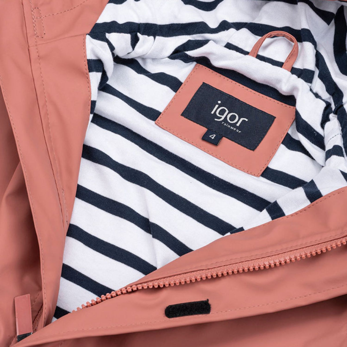 ¡Prepárate para la lluvia con nuestro Chubasquero EURI IGOR&nbsp; Clásico! No te mojarás gracias a su diseño impermeable. Los bolsillos frontales son súper prácticos, y el forro interior a rayas añade un toque de estilo de lo más molón