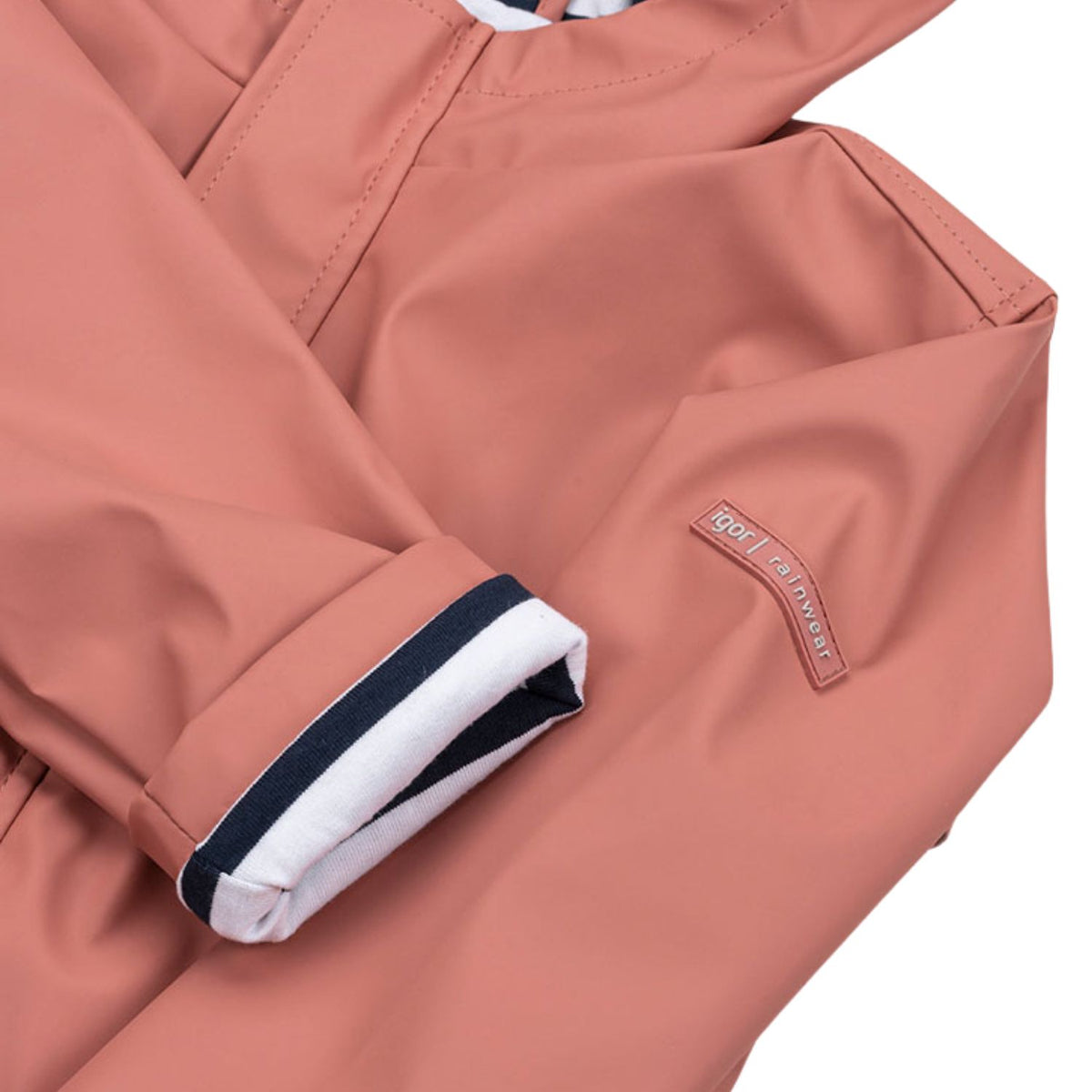 ¡Prepárate para la lluvia con nuestro Chubasquero EURI IGOR&nbsp; Clásico! No te mojarás gracias a su diseño impermeable. Los bolsillos frontales son súper prácticos, y el forro interior a rayas añade un toque de estilo de lo más molón
