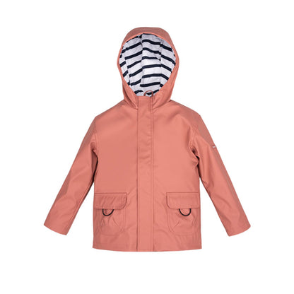 ¡Prepárate para la lluvia con nuestro Chubasquero EURI IGOR&nbsp; Clásico! No te mojarás gracias a su diseño impermeable. Los bolsillos frontales son súper prácticos, y el forro interior a rayas añade un toque de estilo de lo más molón