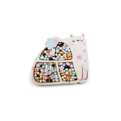 Cofre de Madera con Perlas – Gato 🐱 – Sycomore
Edad recomendada: A partir de 4 años
Dimensiones: —
Piezas: 210 perlas + 3 metros de hilo + bolsita de tela