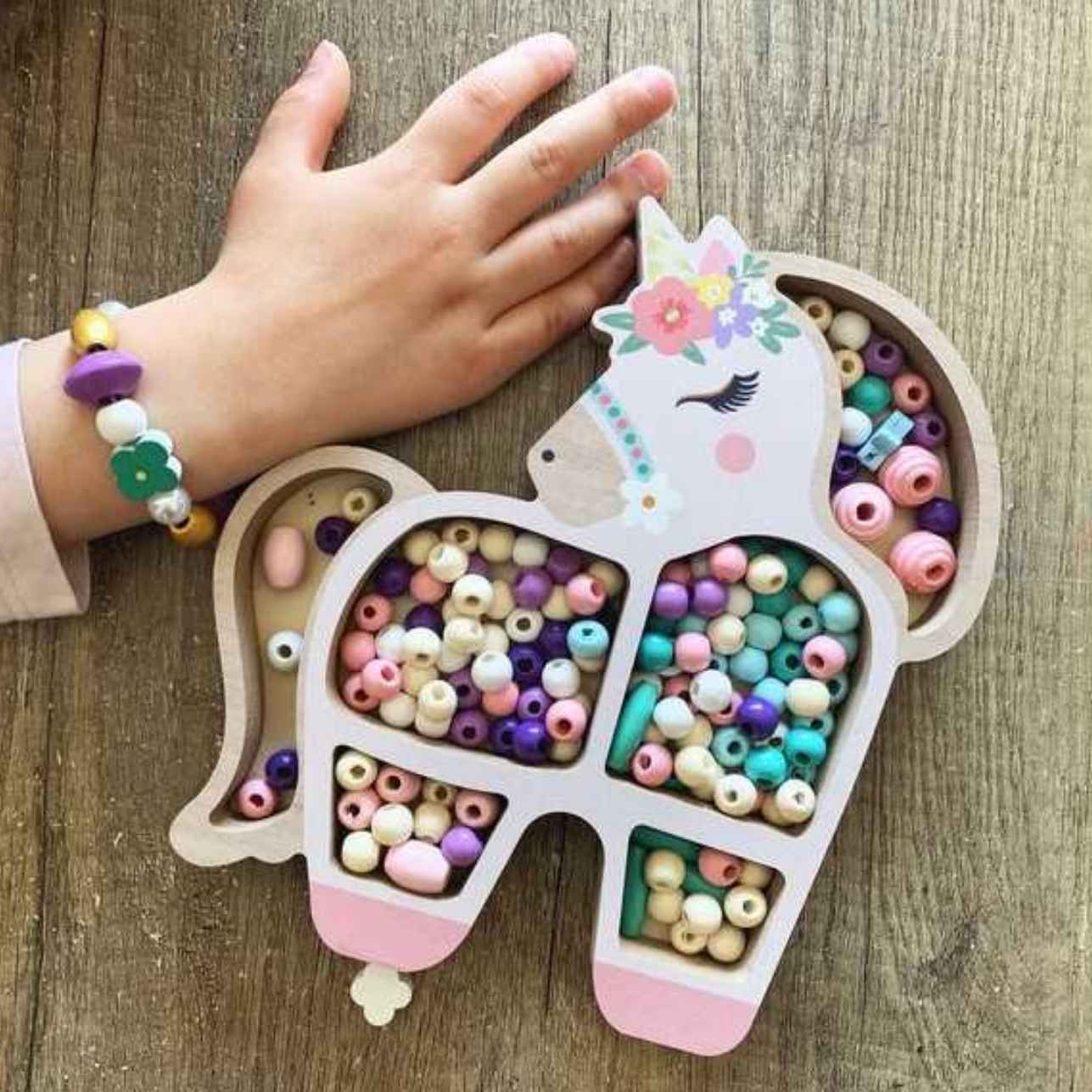 Cofre de Madera con Perlas – Unicornio&nbsp; – Sycomore
Edad recomendada: A partir de 4 años
Dimensiones: &nbsp;22,5 x 15 x 2 cm
Piezas: 170 perlas + 3 metros de hilo + bolsita de tela