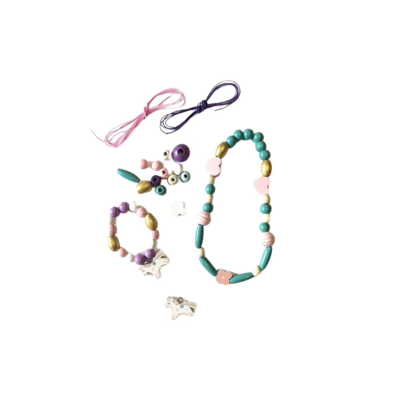 Cofre de Madera con Perlas – Unicornio&nbsp; – Sycomore
Edad recomendada: A partir de 4 años
Dimensiones: &nbsp;22,5 x 15 x 2 cm
Piezas: 170 perlas + 3 metros de hilo + bolsita de tela